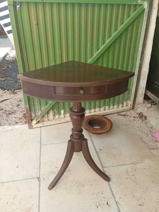 Mesa de canto, com gaveta de pequenas dimensões