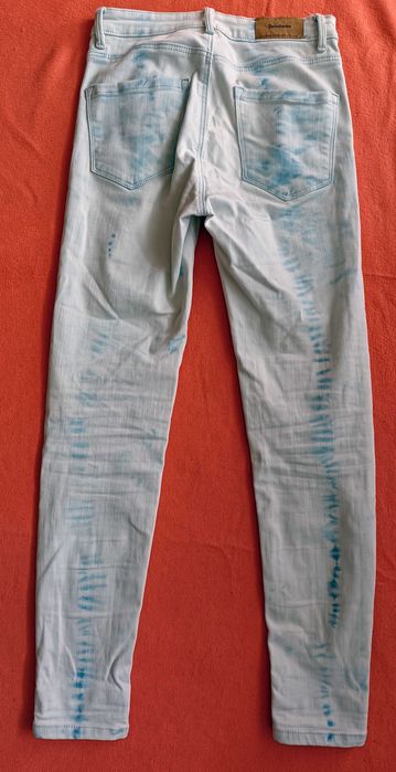 Spodnie jeans -stretch - białe w niebieskie plamy STRADIVARIUS” roz.36