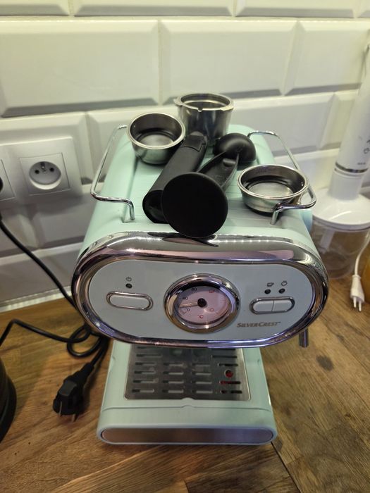 Ekspres do kawy kolbowy ze spieniaczem mleka