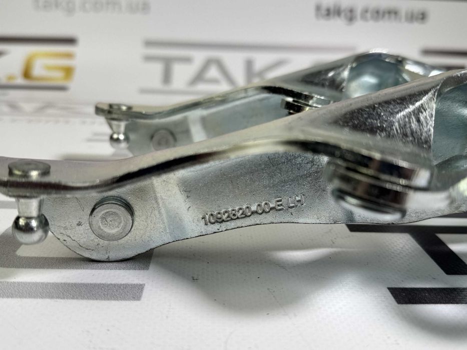 Петля кришки багажника ліва права рест дорест Tesla model 3 Y