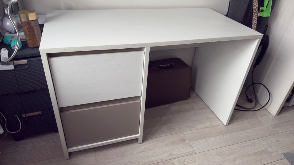 Sprzedam biurko białe z szufladami