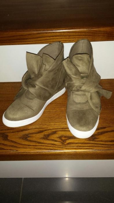 Buty na koturnie