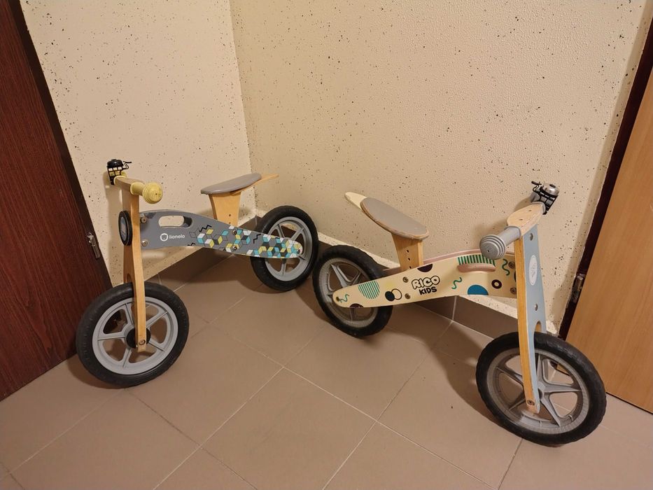 2 rowerki biegowe i kask