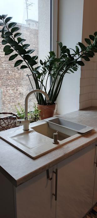 Meble kuchenne wraz z płytą gazową i zlewem