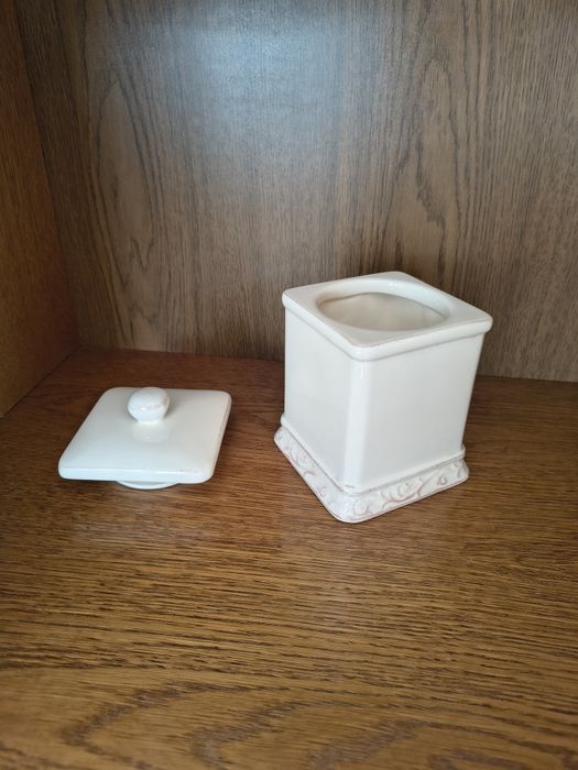 Ceramiczny pojemnik kuchenny.