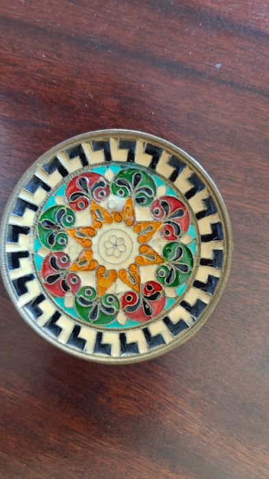 Conjunto de bases decorativas em metal esmaltado – estilo mandala