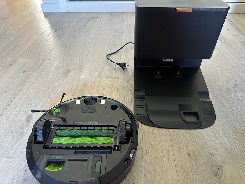 iRobot Roomba® j7+ com esvaziamento automático e ligação Wi-Fi