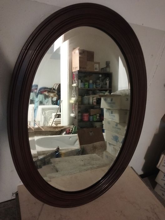 Espelho antigo em madeira mogno.