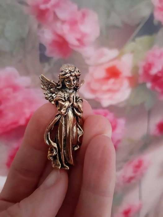 Aniołek z mosiądzu figurka Aniol stróż