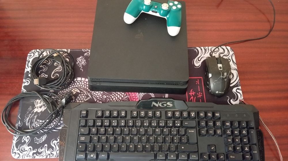 PS4 de 1T com respectivos cabos e comando