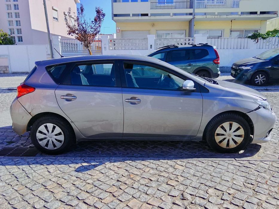 Toyota Auris 2015 damaged car
