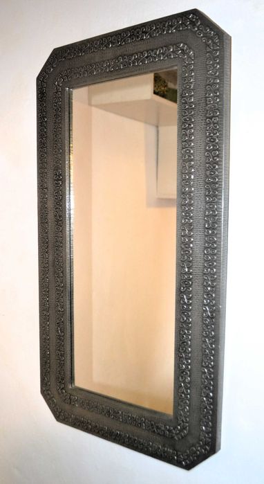 Espelho com moldura em folha de estanho.