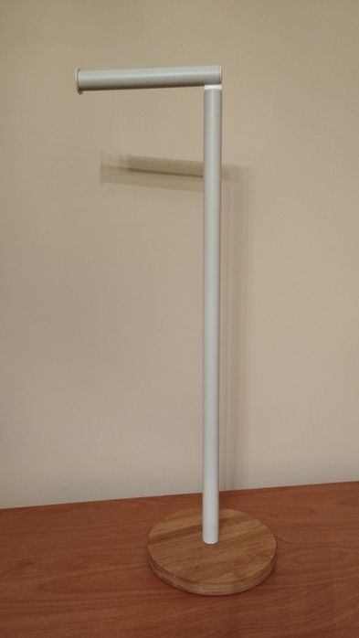 Stojak na papier toaletowy