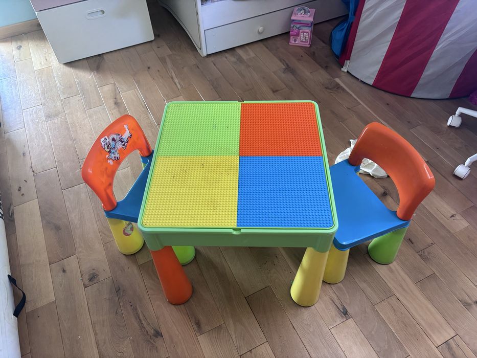Stolik na klocki lego