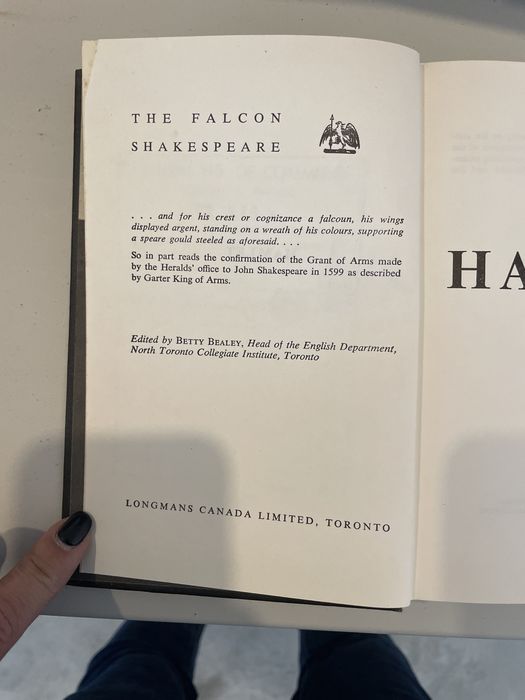 Livro Hamlet by the Falcon Shakespeare