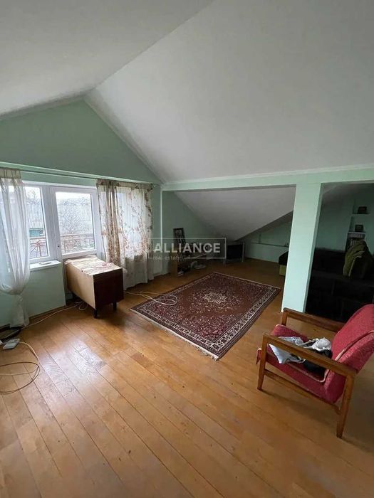 Добротний будинок з усіма комунікаціями в передмісті!