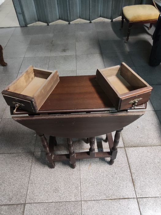 Mesa de apoio com abas