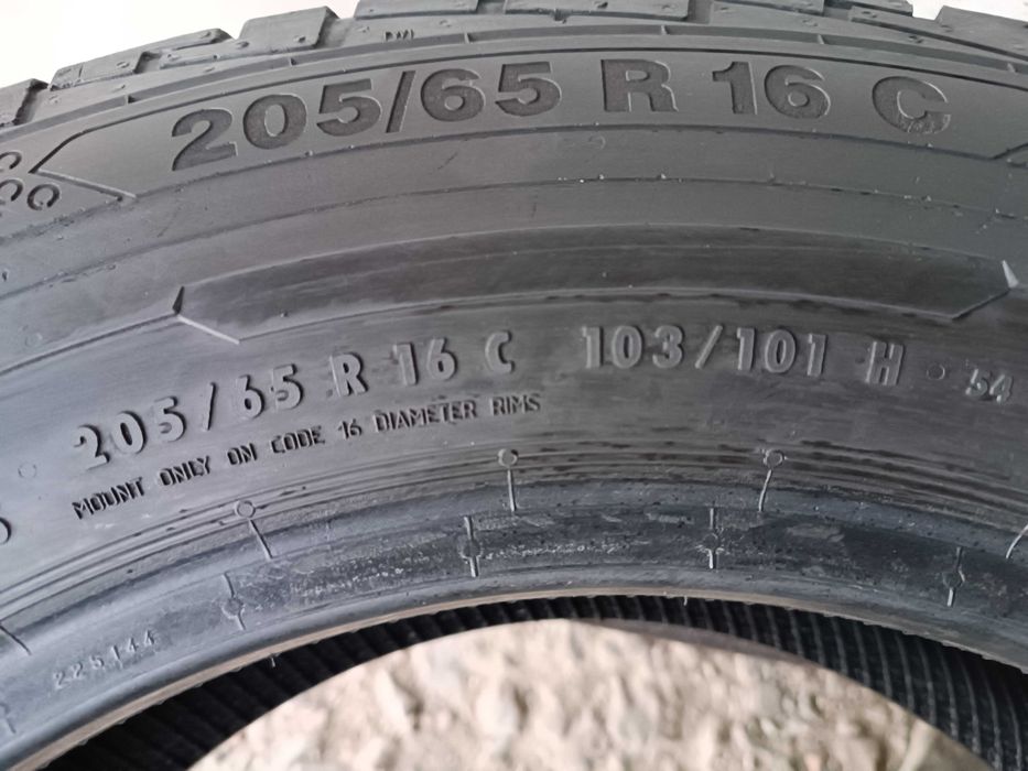 Літні шини 205/65 R16C Continental Conti Van Contact 100