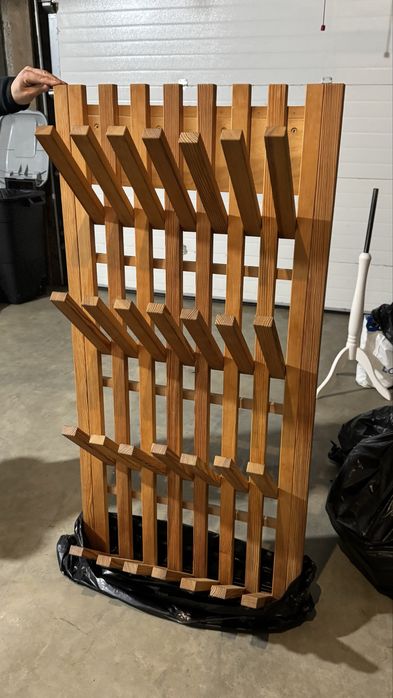 Дищайнерська деревяна полка з висувними перекладинами