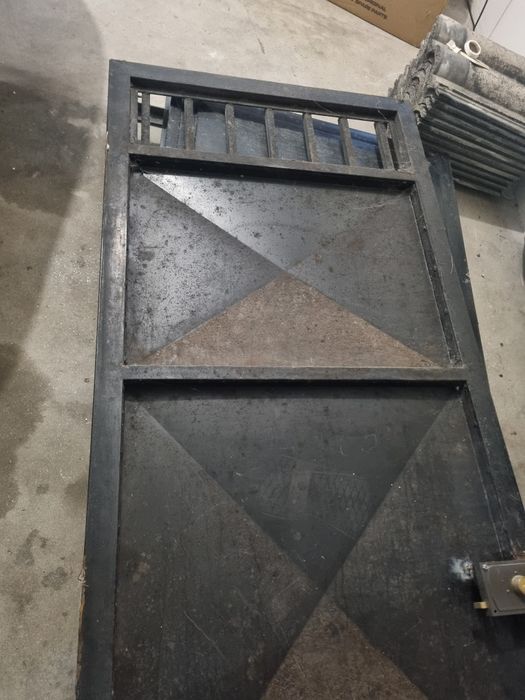 Portão de ferro preto