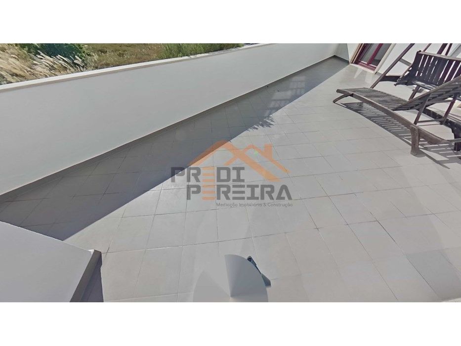 Apartamento T3 duplex remodelado, com box, situado em Casal de Cambra.