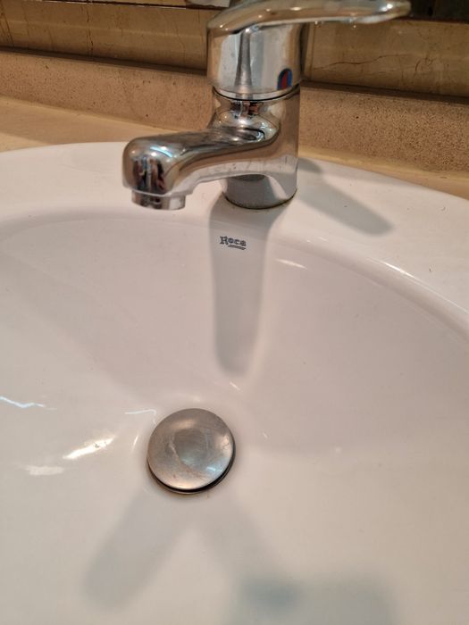 Lavatórios Roca com torneira