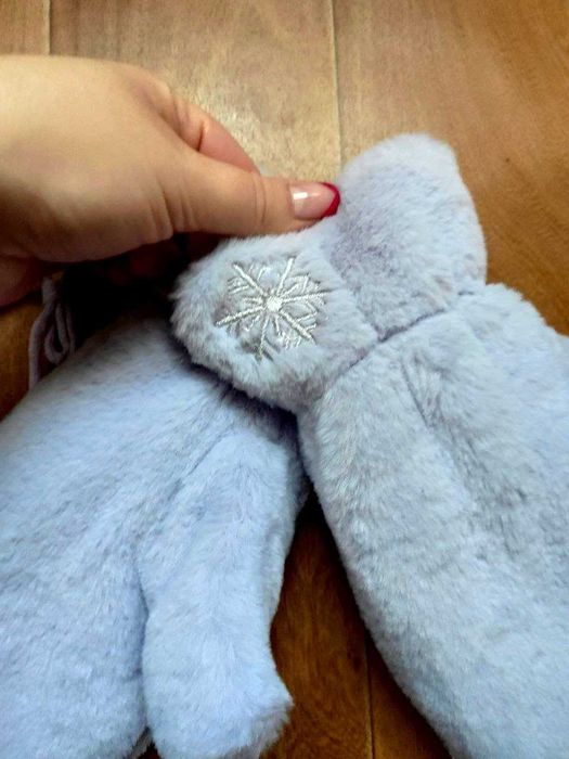 Варежки пушистые размер универсальный сиреневые на верёвке