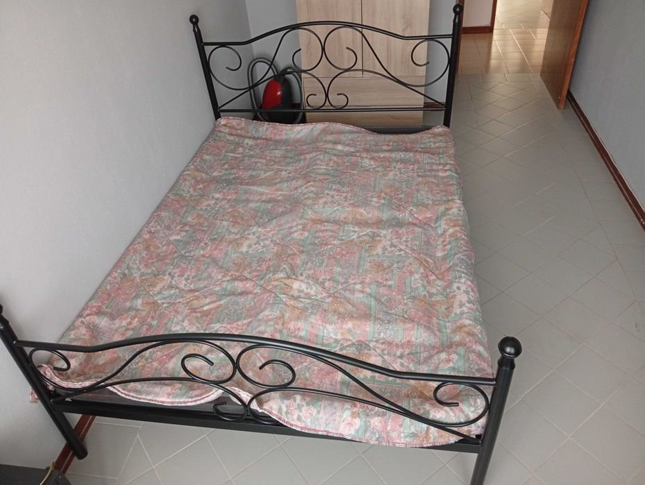 Cama de casal em ferro