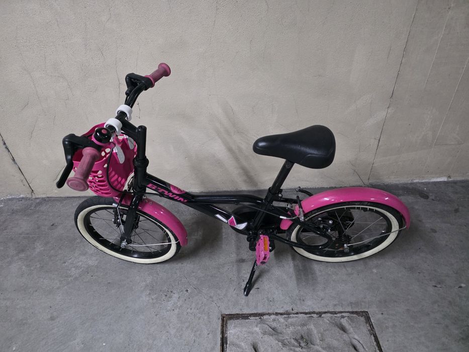 Bicicleta rosa e preta