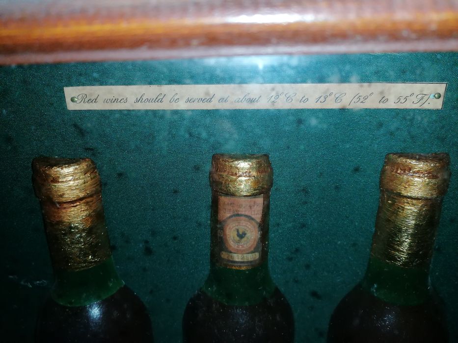 Moldura antiga vinhos tintos história exposição possibilidade de entre