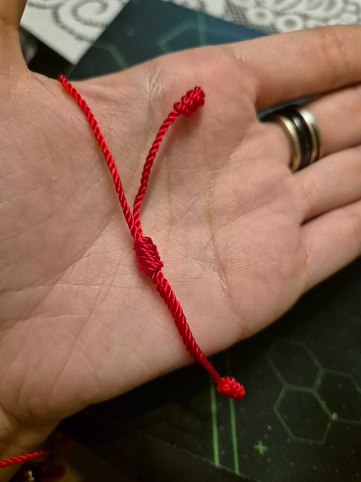 Bransoletka, czerwona nitka, amulet