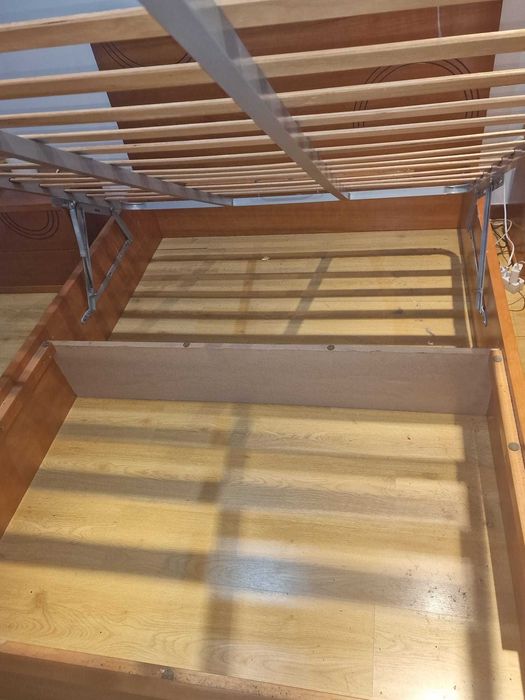 Cama com somier em bom estado em madeira com estrado