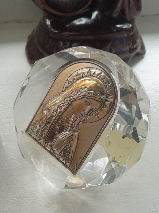 Божа матір посріблена в кришталі