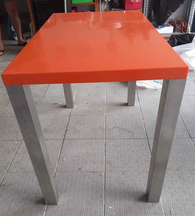 Mesa moderna cor de laranja
