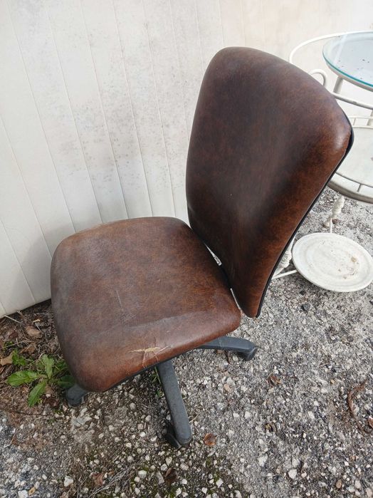 Cadeira giratória com forro de pele