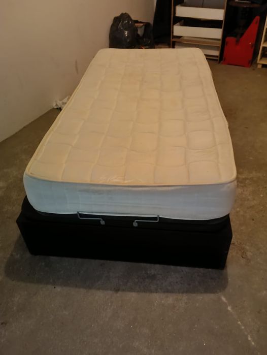 Cama solteiro com colchão e arrumação