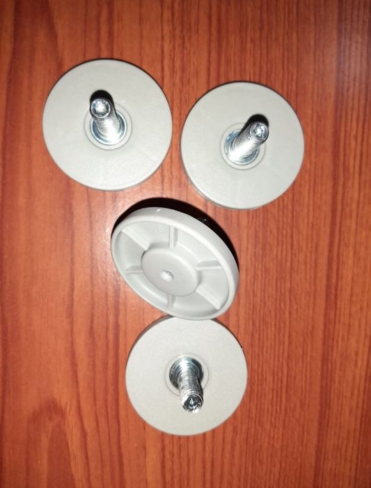 Pés reguláveis/ niveladores