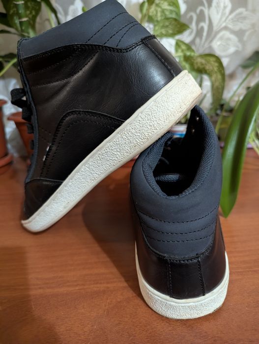 Продам демисезонные кроссовки