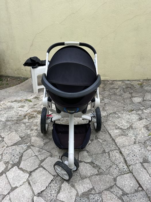 Carrinho de bebe com ovo