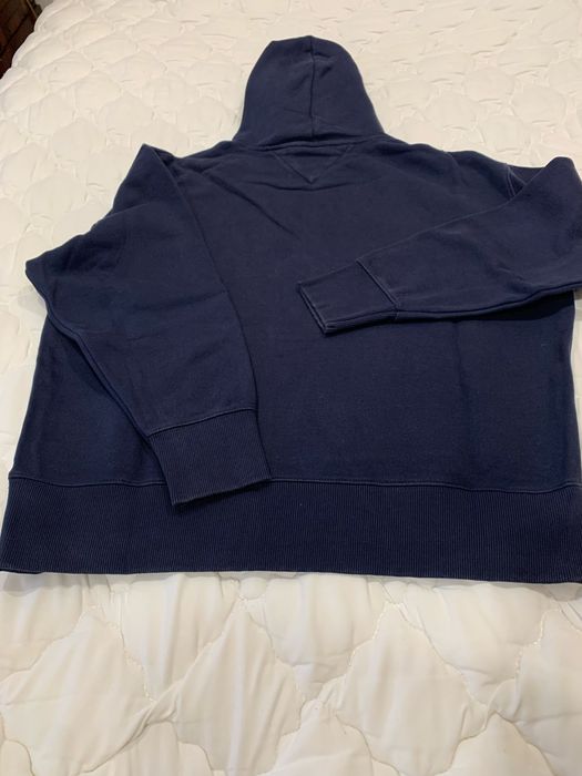 Camisola com carapuço com bolso parte da frente em azul escuro