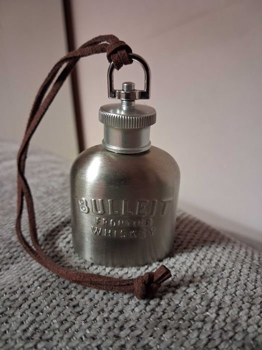 Фляга-брелок для віскі бренду Bulleit Frontier Whiskey.