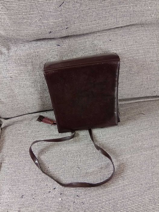 Mala em cabedal castanho escuro