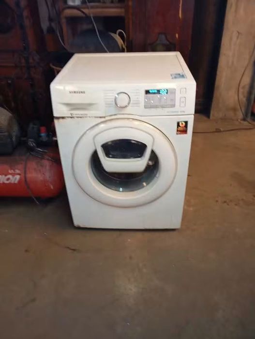 Vendo esta máquina de lavar roupa a trabalhar muito bem