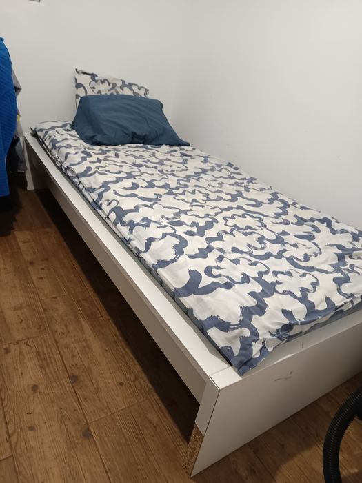 Cama + colchão de solteiro IKEA