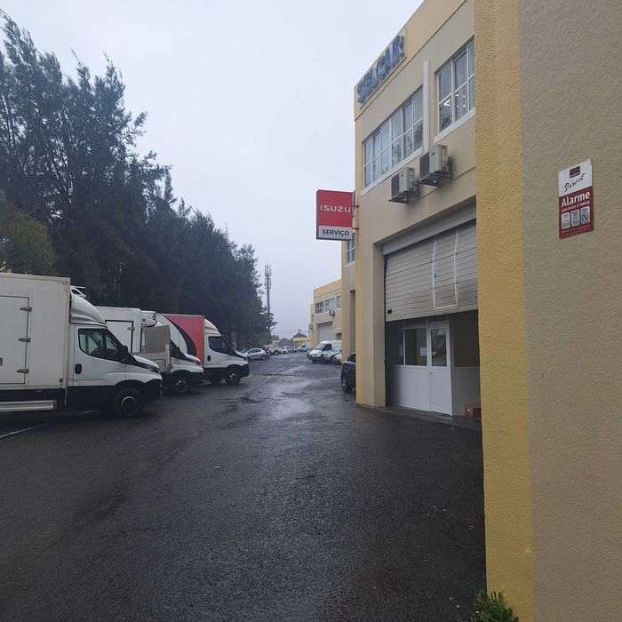 Armazém para arrendamento com 340m² em excelente localização