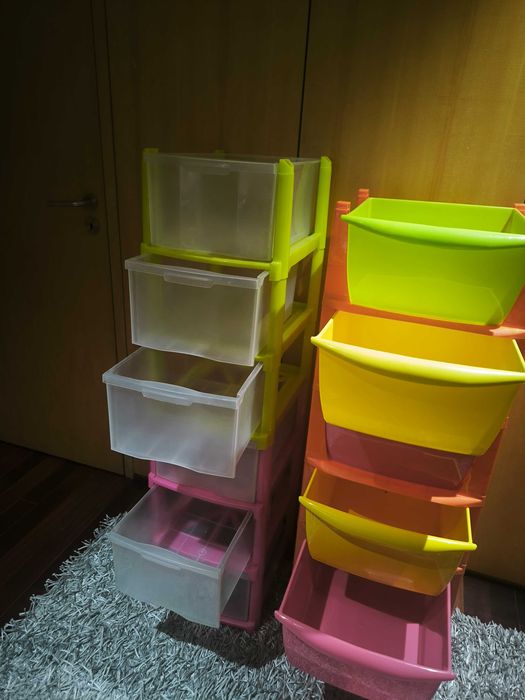 Gavetas de arrumação em plástico (2 módulos de 6 gavetas)
