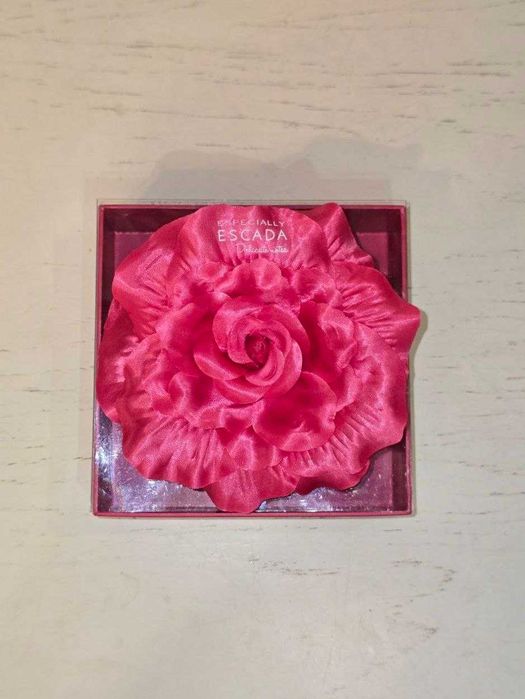 Брош-квітка Escada Especially Delicate Notes