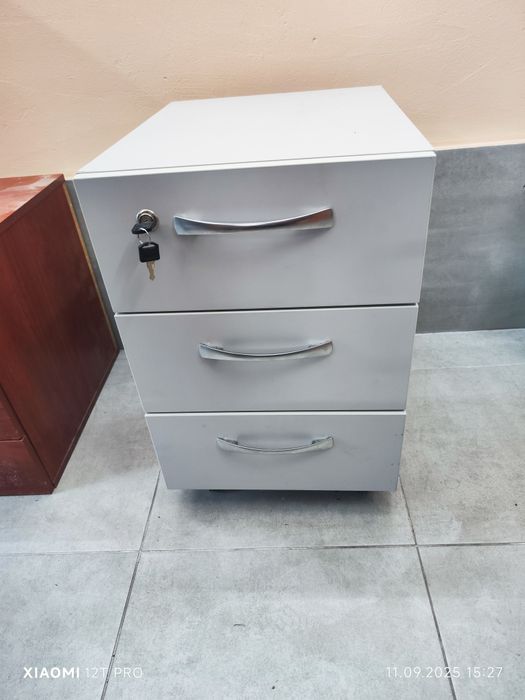 Шкафы Стеллажи Тумбы и другая офисная мебель