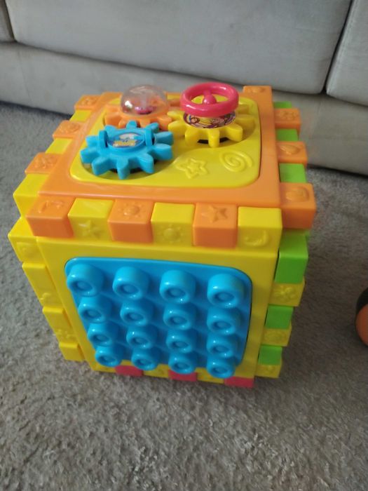 Cubo de encaixe interativo para criança