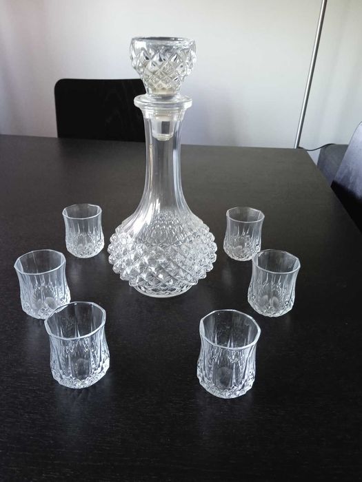 Conjunto de Garrafa e copos de licor